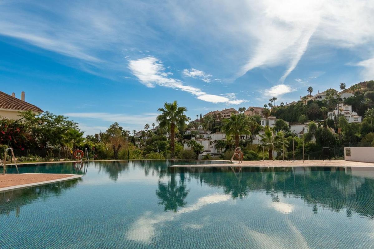 Penthouse With Sea View, Gym & Pool In Puerto Banus *
