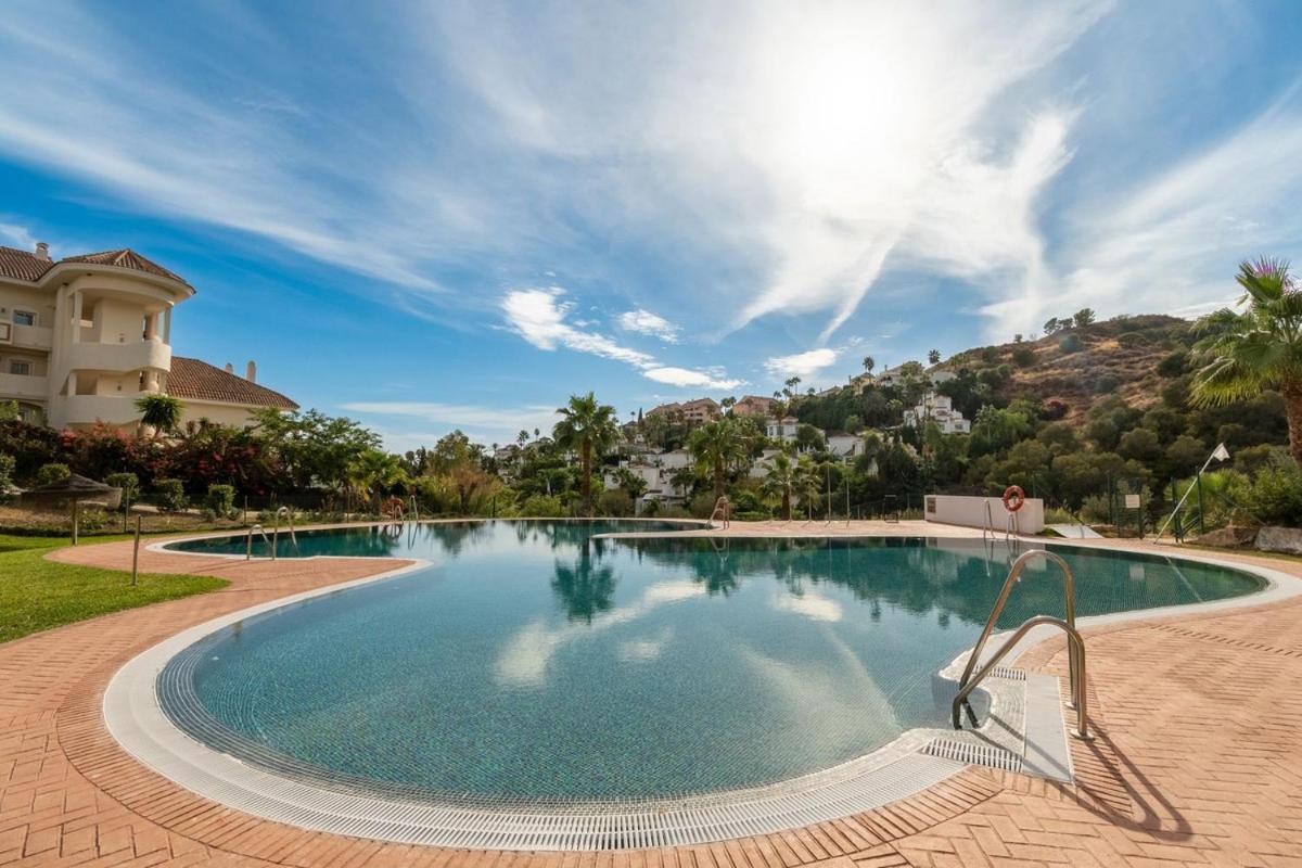 Apartment Penthouse With Sea View, Gym & Pool In Puerto Banus *